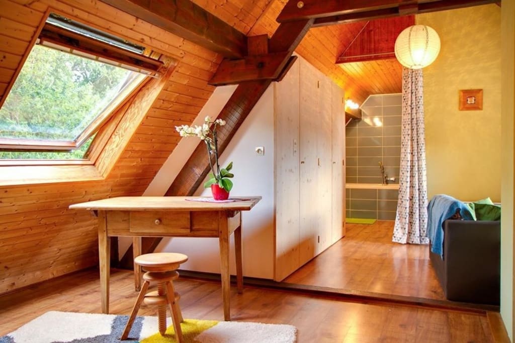 chambre-2-la-parenthese-bureau espace de vie de la chambre 2, à l'étage du gite La Parenthese en Alsace