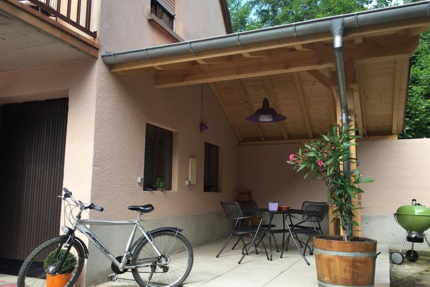 terrasse-la-parenthese terrasse du gite la parenthese en alsace avec barbecue et vélos